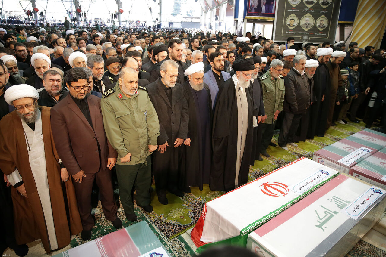 رهبر انقلاب بر پیکر شهیدسلیمانی و یاران مجاهد او اقامه نماز کردند