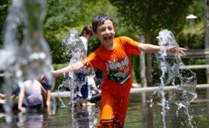 آبتنی کودکان در گرمای ۴۰ درجه تابستان – اصفهان