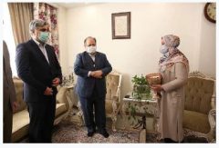 دیدار وزیر کار و مدیرعامل سازمان تامین اجتماعی با پرستار فداکار و همسر شهید مدافع سلامت