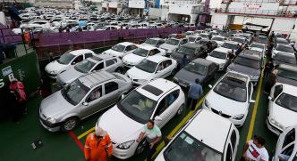تجارت گردان | بلاتکلیفی یک هزار و ۱۰۰ خودروی وارداتی در گمرک