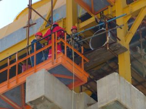 تجارت گردان | برگزاری اولین مانور عملیاتی نجات مصدوم از ارتفاع در شرکت پتروشیمی آپادانا+عکس