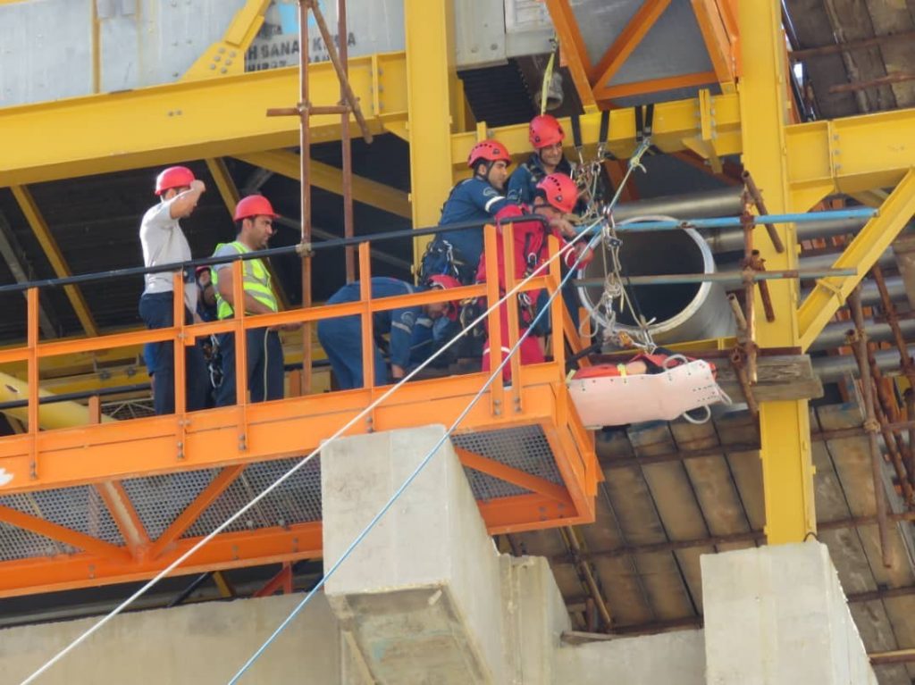 تجارت گردان | برگزاری اولین مانور عملیاتی نجات مصدوم از ارتفاع در شرکت پتروشیمی آپادانا+عکس
