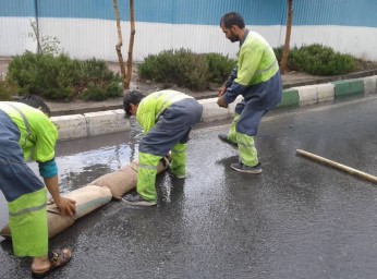 اقدامات ضربتی کاهش آبگرفتگى ناشى از بارندگی در سطح ناحیه ۴منطقه ۲۲