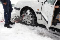 برف پاییزی رانندگان تهرانی را ملزم به استفاده از زنجیرچرخ کرد