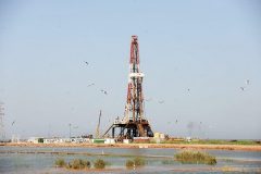 تولید روزانه ۶۵ هزار بشکه نفت از میدان نفتی آذر