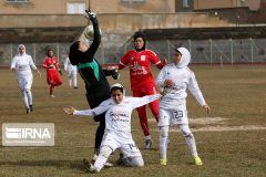 سرمربی تیم فوتبال زنان بم: برگزاری لیگ فوتبال ریسک بزرگی است