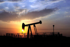 قیمت جهانی نفت به ۸۴ دلار نزدیک شد