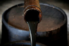 قیمت نفت خام با نگرانی از تضعیف تقاضا افت کرد