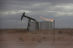 قیمت نفت خام معاملات این هفته را با افت آغاز کرد