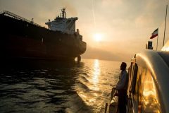 نخستین محموله خطوط لوله دریایی پایانه نفتی جاسک بارگیری می‌شود
