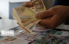 هجوم دلالان ارز برای فروش دلار در مشهد